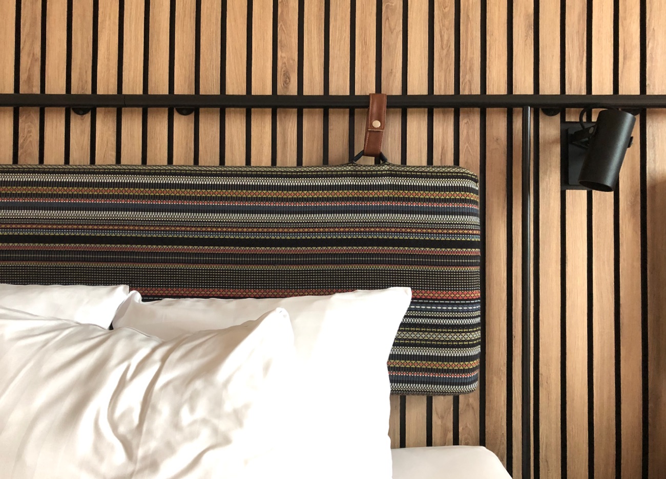 Säng på Comfort Hotel Arlanda med akustikpanel i ek